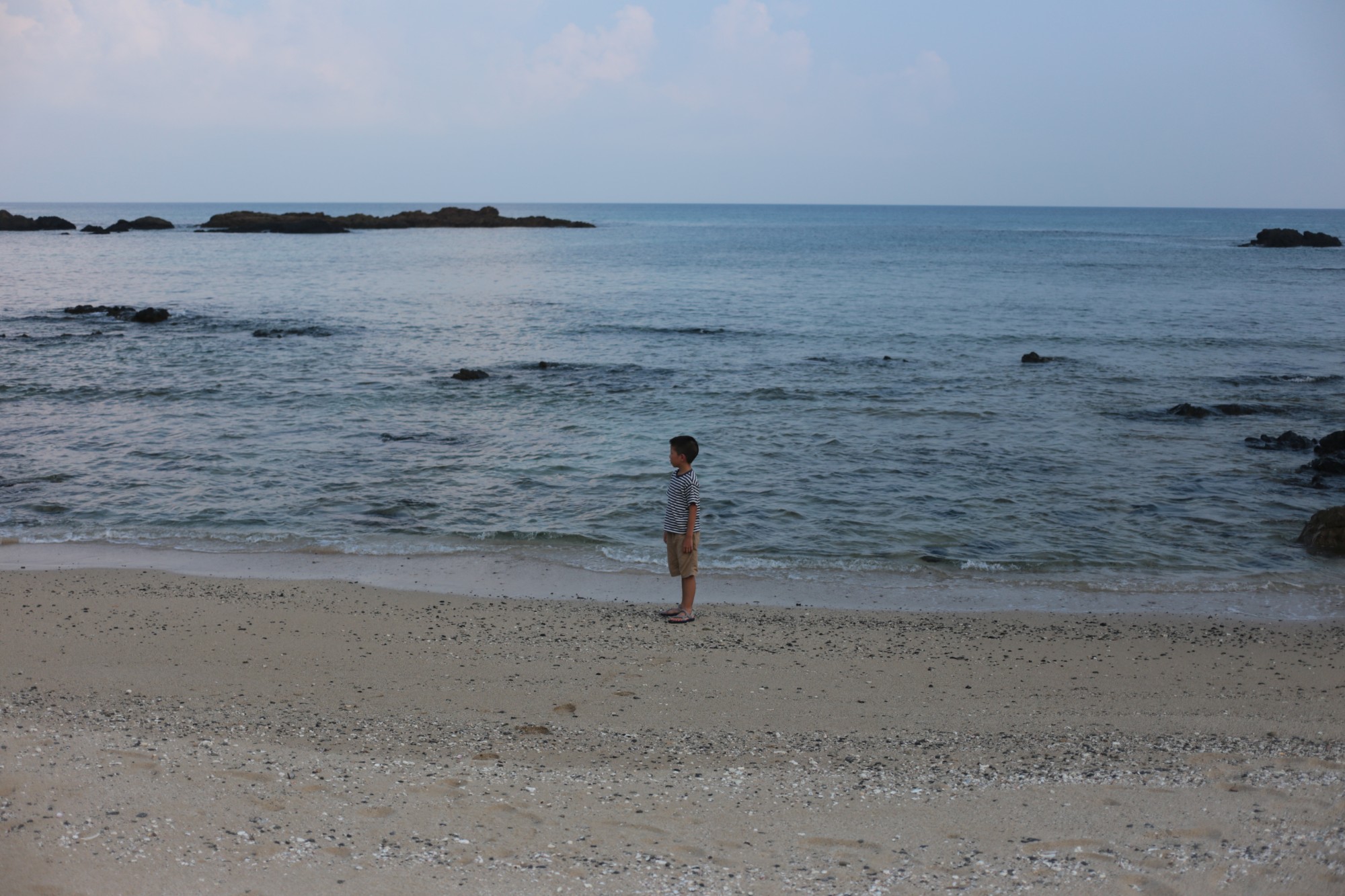海辺に立つ子ども